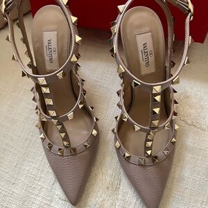 Valentino Garavani Rockstud Pebbled Poudre Caged Heels